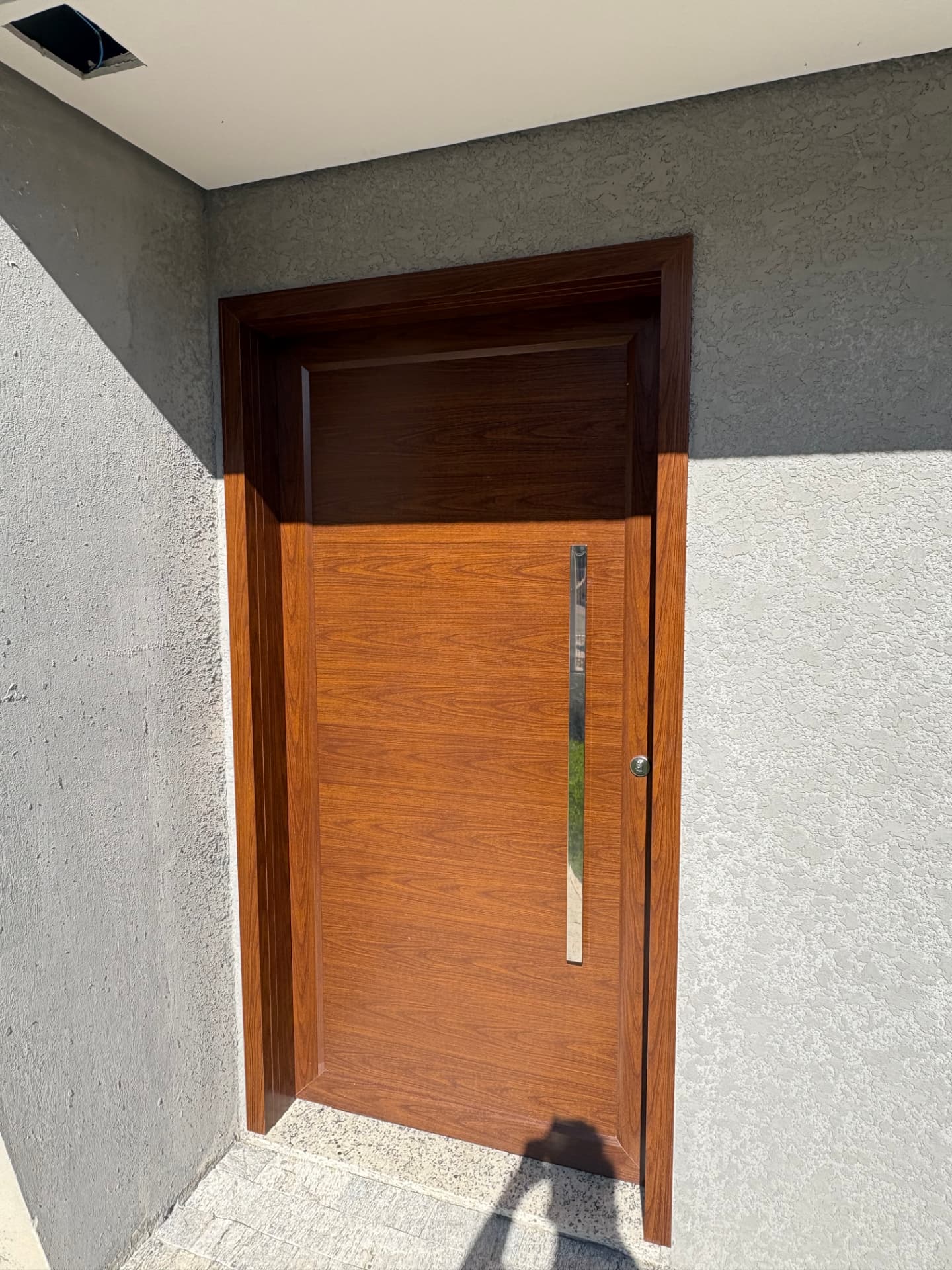 Porta com acabamento amadeirado